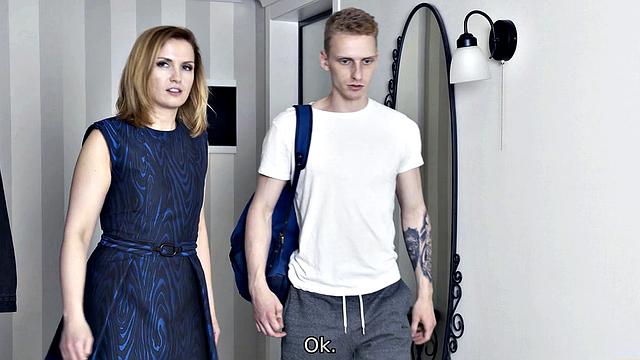 зрелая блондинка в чулках страстно трахается на кухне