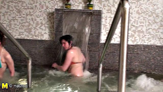 немецкая зрелая разносит сауну и жадно сосет член