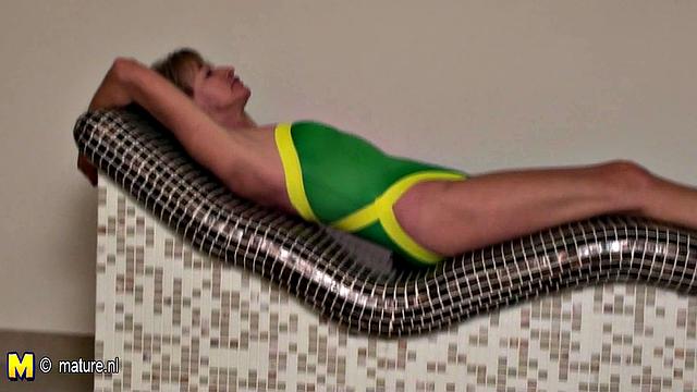 немецкая зрелая разносит сауну и жадно сосет член