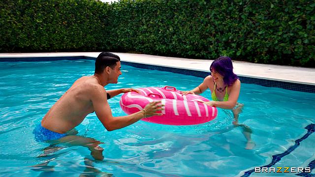 Когда твоя девушка вдруг решила попробовать дядю на вкус - и тебе, и ему весело, но по-своему.