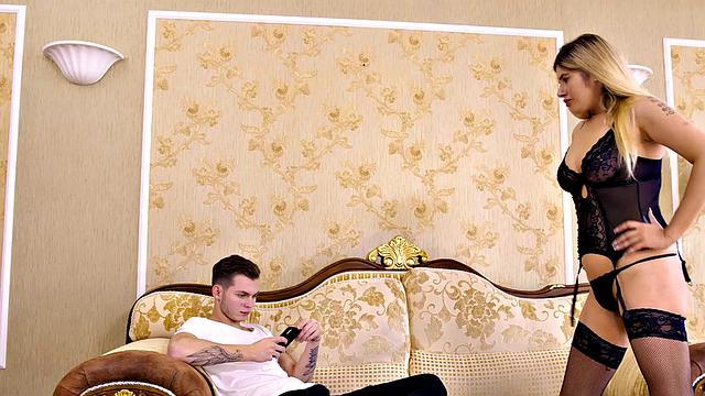 FIST4K. Man nails sweet thing in stockings with the fist