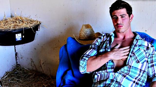 Shaved hunk shoots cum after jerking on farm