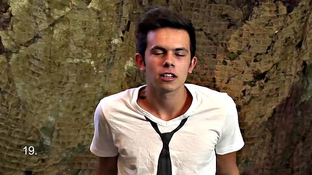 Патрик дрочит с размахом и сам себе аплодирует