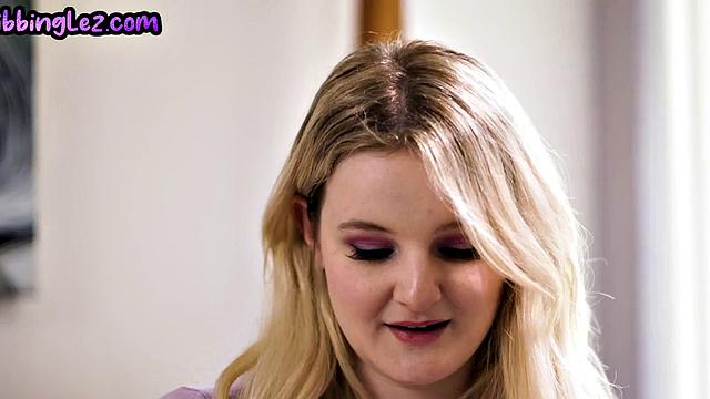 миниатюрная азиатка доводит подругу до визга языком