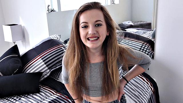 разоблачённая сводная сестра жадно глотает и получает по полной