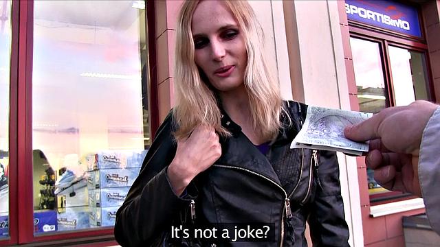 Стройная блондинка раздевается за деньги, получает кайф от пальцев и кончают ей на спину