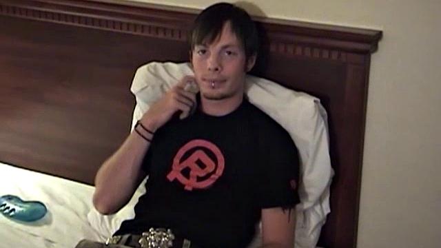 Сет яростно дрочит и кончает на весь кулак