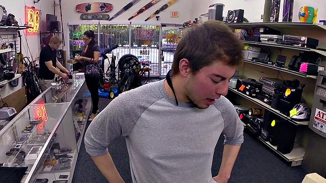 Pawn gay dude gets dick sucked by jerking nympho