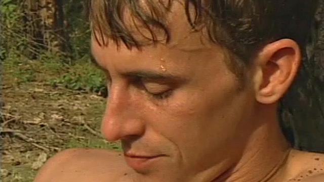 Бо Скотт дрочит на берегу и устраивает настоящее водопад