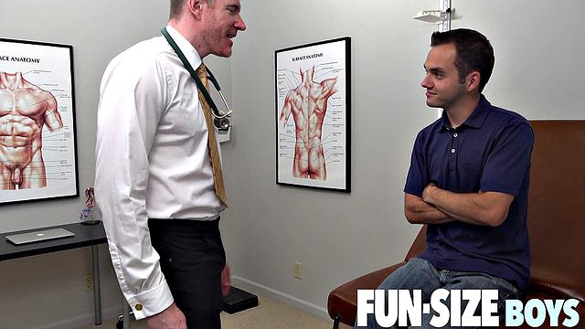 Мускулистый врач и медбрат трахают Маркуса по полной, без резинки