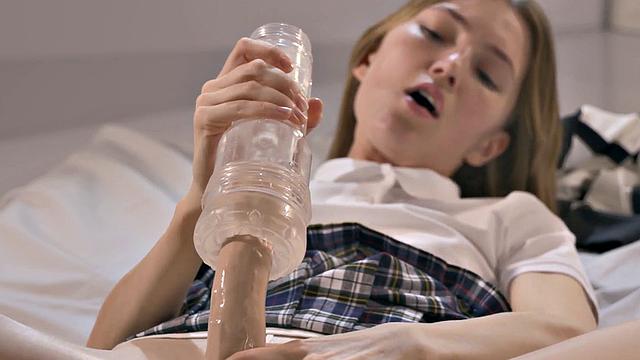 College Girl Masturbates Her Clit