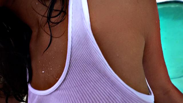 Латина с гладкой киской трахается у бассейна