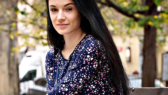 Angel раздвигает ноги и ласкает упругую грудь