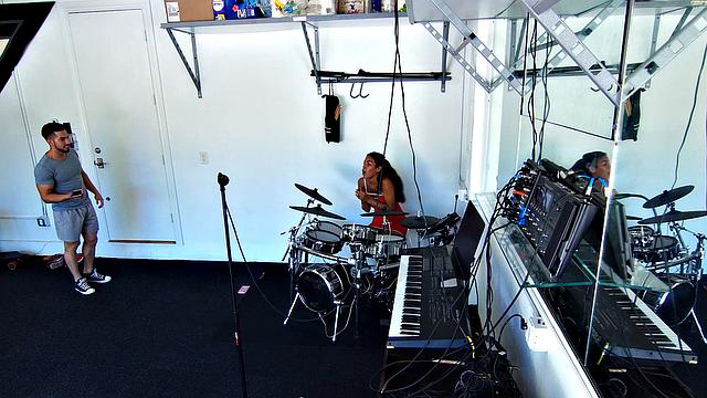 майя фаррелл показывает, что диван - это не только для сериалов