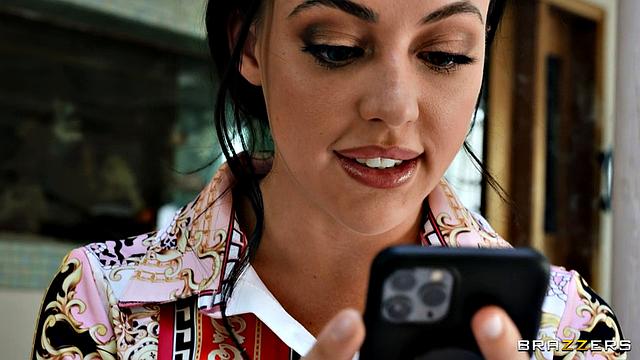 Уитни Райт трахает парня подруги и затягивает её в жёсткое групповое порно с изменой и минетом.