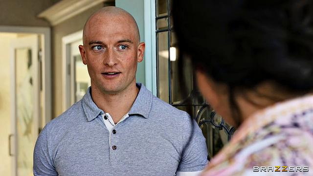 Уитни Райт трахает парня подруги и затягивает её в жёсткое групповое порно с изменой и минетом.