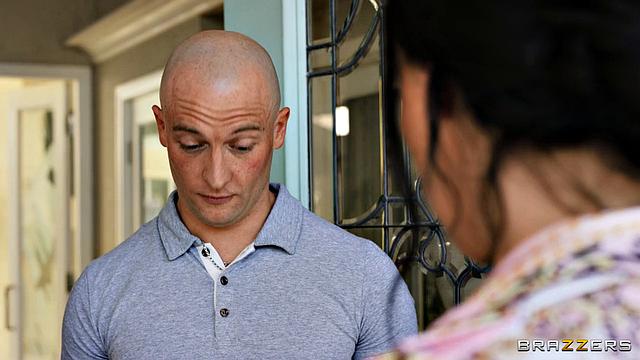 Уитни Райт трахает парня подруги и затягивает её в жёсткое групповое порно с изменой и минетом.