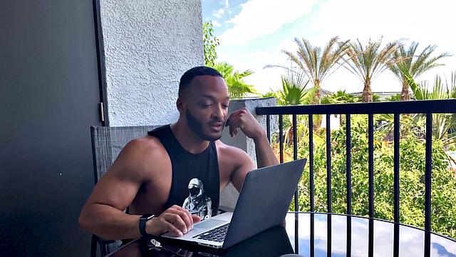 Чёрный жеребец трахается вживую-парень чуть не захлебнулся от горлового