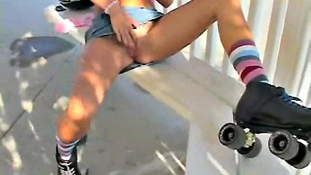 Chloe 18 жадно дрочит пальцами свою киску и кончает на улице