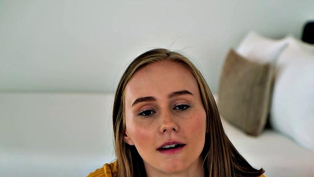 блондинка дрочит, потом ебётся с толстым членом без стеснения