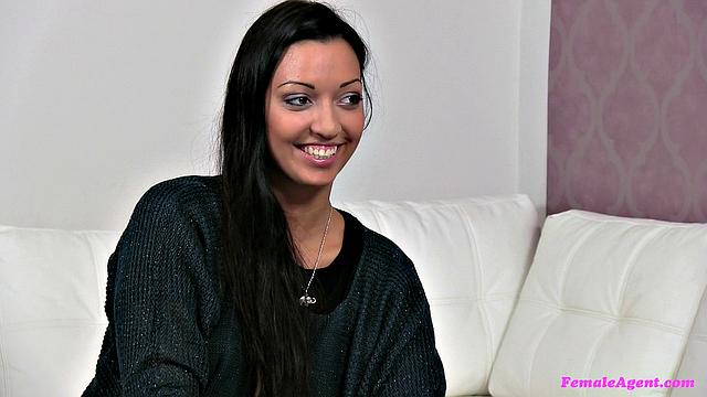 лесби-агент жестко берёт красотку пальцами и языком до бешеного оргазма