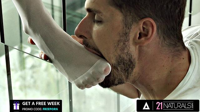 Bunny Love берет Kristof Cale ногами, а потом все кончается глубоко и по-взрослому - педикюр тут явно не главная тема!