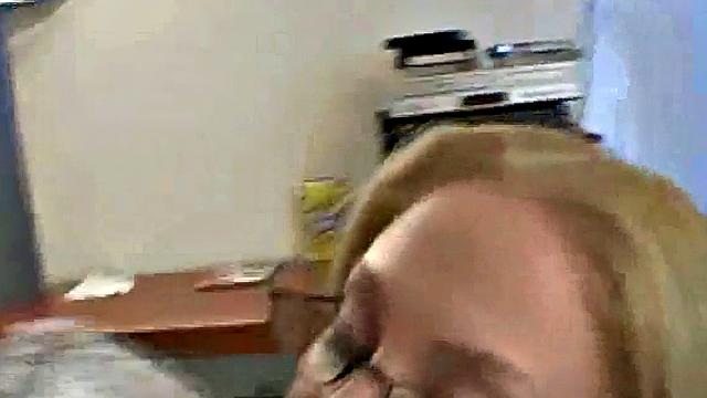 смотри, как джессика дрочит член в белье в горошек