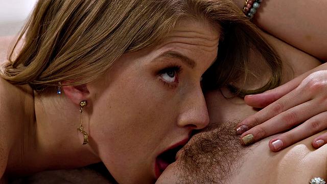 рыжая с подругой: массаж? нет, марафон по лизанию в ароматном масле