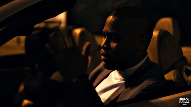 Даррелл Дипс не может устоять перед горячей француженкой Кларой Миа и покрывает её лицо спермой после бурного секса в спальне и машине.