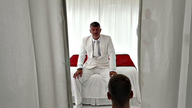 брюнет-студент глубоко глотает и не стесняется мужика