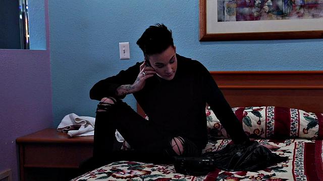 Волосатая лесби ловит страпон от подружки, потом мокнет в ванной