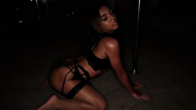 брюнетка получает двойное проникновение в жёстком тройничке