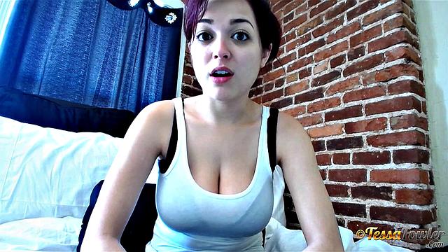 Тесса Фоулер нежно ласкает пирсинг на пупке и светит сиськами на вебке