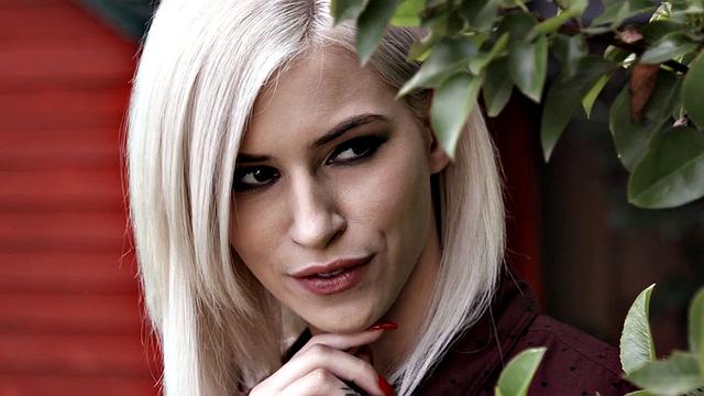 Сиськастая блондинка в белье трахается, а красотка в углу всё палит