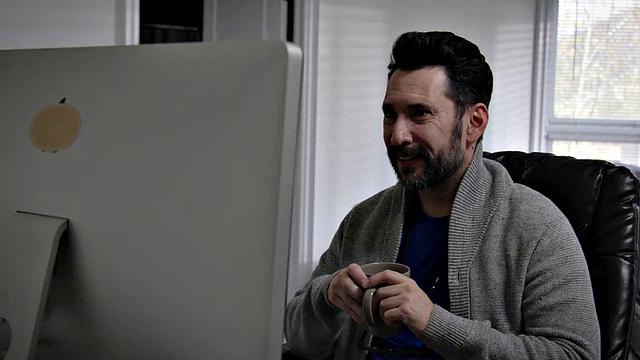 Sweet sinner babe gets pussysmashed by BF after video call