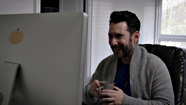 Sweet sinner babe gets pussysmashed by BF after video call