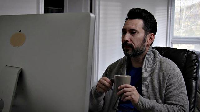 Sweet sinner babe gets pussysmashed by BF after video call