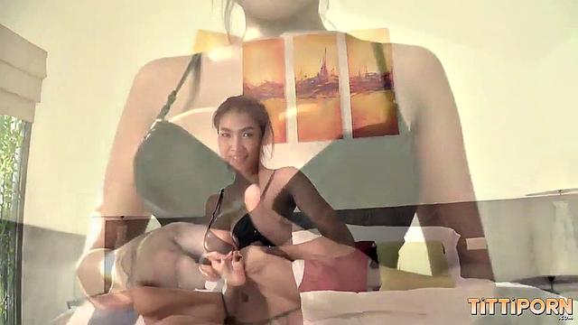 азиатка встречает фаната и превращает подушки в секс-арену