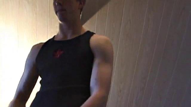 Дерек с большим членом дрочит перед камерой для геев зрителей.