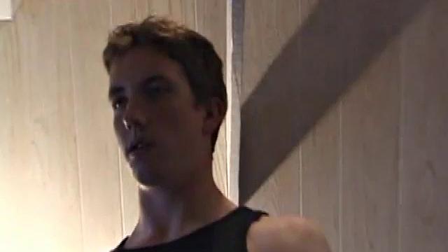 Дерек с большим членом дрочит перед камерой для геев зрителей.