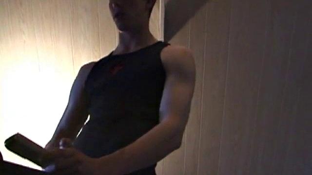 Дерек с большим членом дрочит перед камерой для геев зрителей.