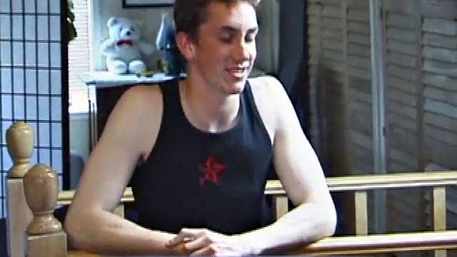 Дерек с большим членом дрочит перед камерой для геев зрителей.