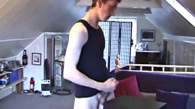 Дерек с большим членом дрочит перед камерой для геев зрителей.