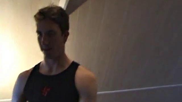 Дерек с большим членом дрочит перед камерой для геев зрителей.