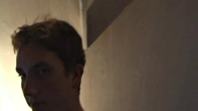 Дерек с большим членом дрочит перед камерой для геев зрителей.