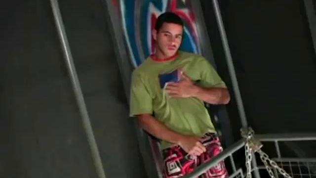 Эммильо Кальво раздевается в клетке, а потом его жарко трахают втроём