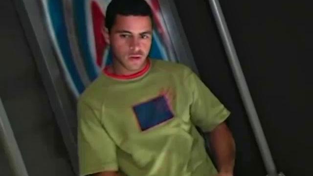 Эммильо Кальво раздевается в клетке, а потом его жарко трахают втроём