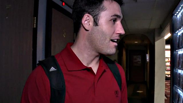 гетеро попался на минет от качка в глори-холе