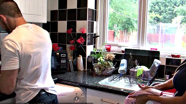 зрелая мачеха получает сперму от пасынка на кухне