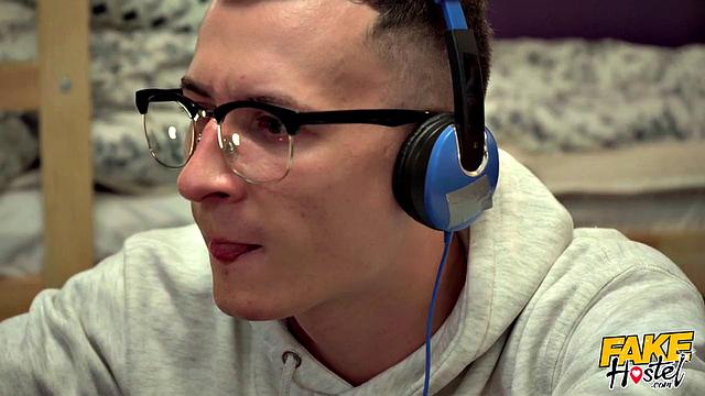 Две подруги соблазняют Чарли Дина и устраивают групповуху с двойным минетом и сквиртом в спальне.